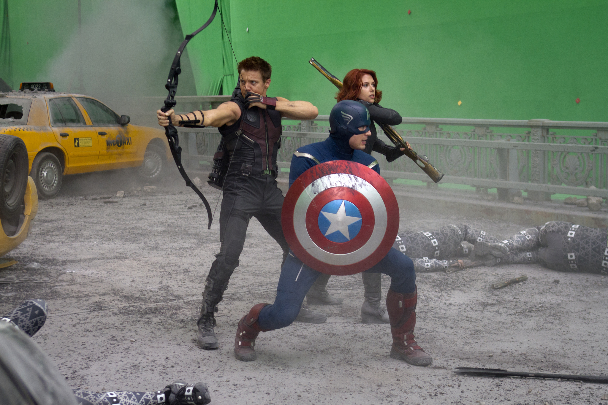 Still of Chris Evans, Scarlett Johansson and Jeremy Renner in Kersytojai (2012)