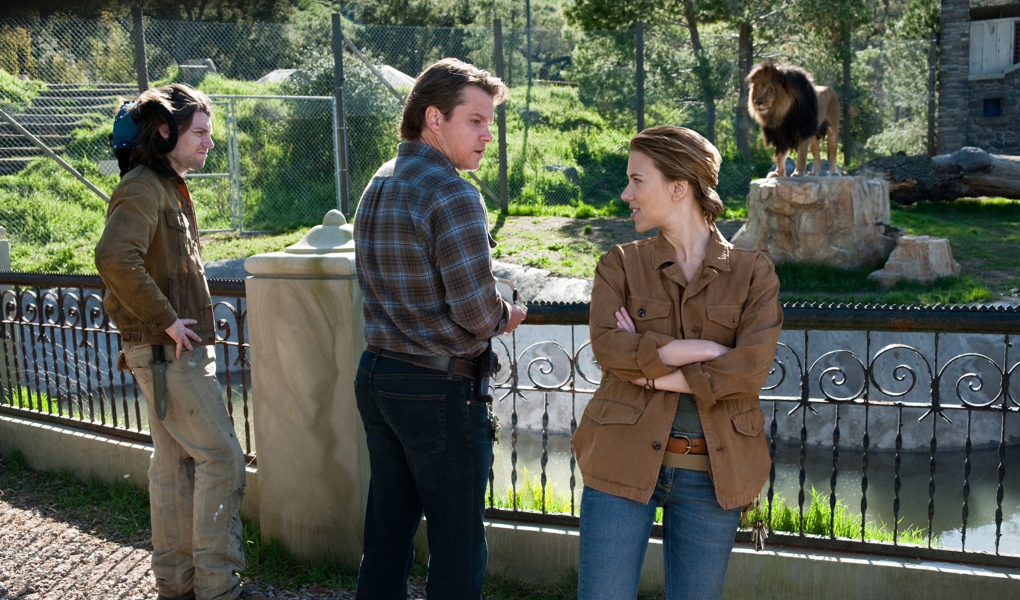 Still of Matt Damon, Patrick Fugit and Scarlett Johansson in Mes nusipirkom zoologijos soda (2011)