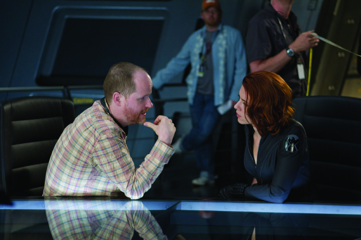 Still of Scarlett Johansson and Joss Whedon in Kersytojai (2012)