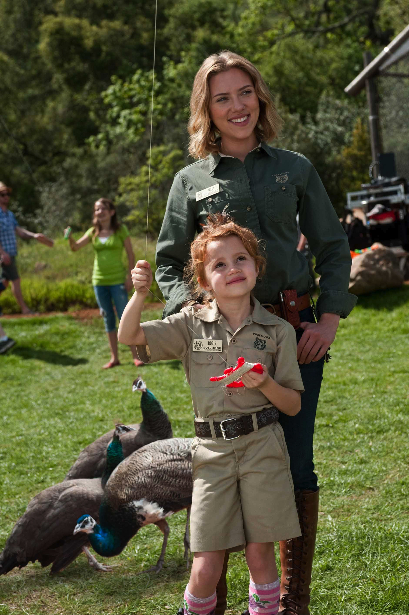 Still of Scarlett Johansson and Maggie Elizabeth Jones in Mes nusipirkom zoologijos soda (2011)