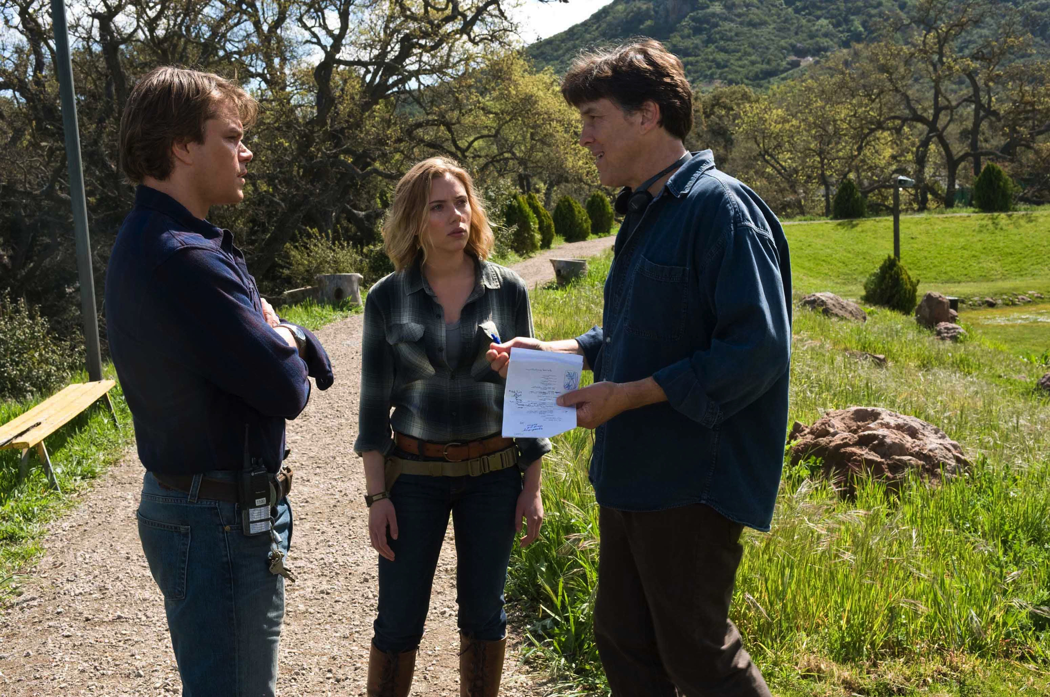 Still of Matt Damon, Cameron Crowe and Scarlett Johansson in Mes nusipirkom zoologijos soda (2011)