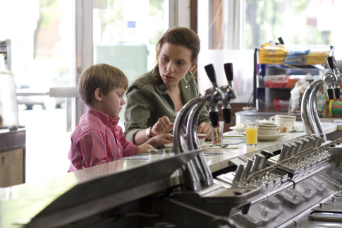 Still of Scarlett Johansson and Nicholas Art in The Nanny Diaries (2007)