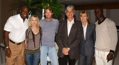 Michael Bay, Michael Clarke Duncan, Djimon Hounsou, Scarlett Johansson, Laurie MacDonald and Walter F. Parkes at event of Sala (2005)