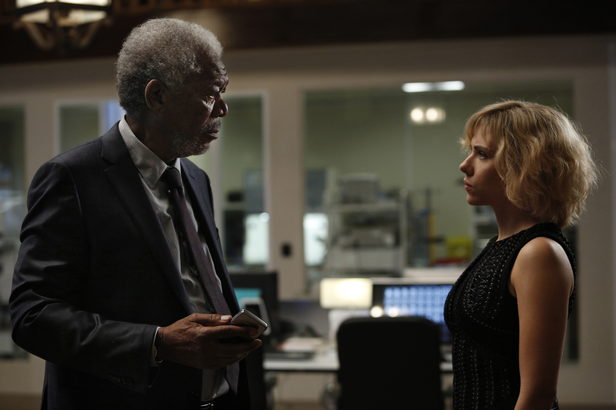 Still of Morgan Freeman and Scarlett Johansson in Liusi (2014)