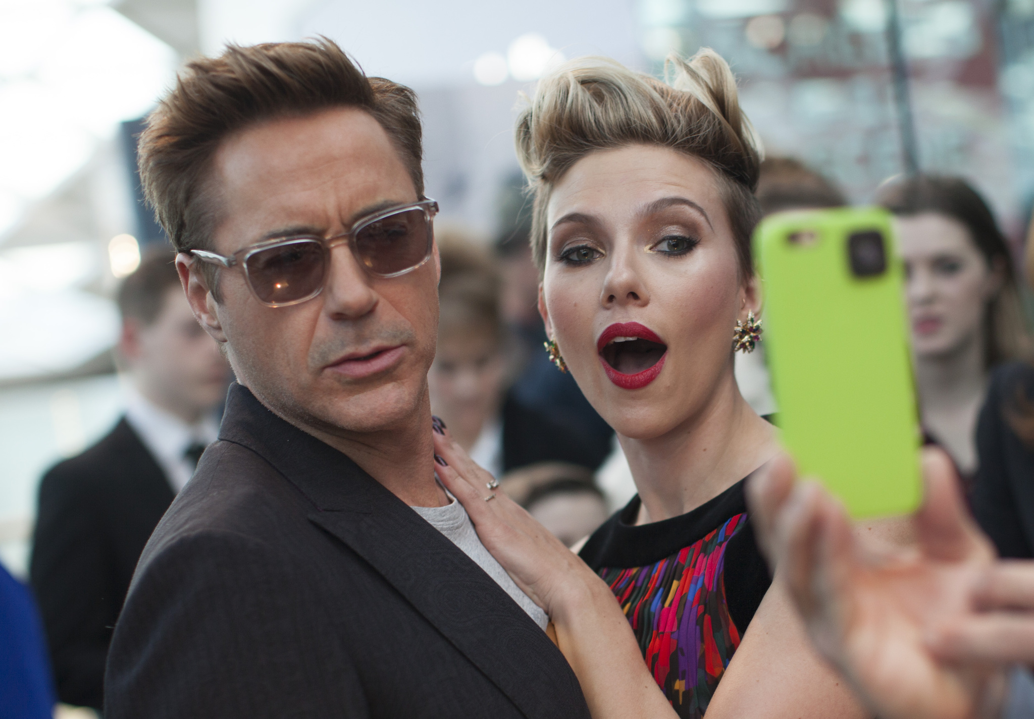 Robert Downey Jr. and Scarlett Johansson at event of Kersytojai 2 (2015)