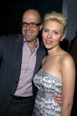 Donald De Line and Scarlett Johansson at event of The Perfect Score (2004)