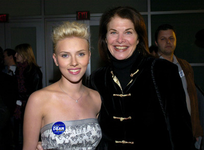 Sherry Lansing and Scarlett Johansson at event of The Perfect Score (2004)