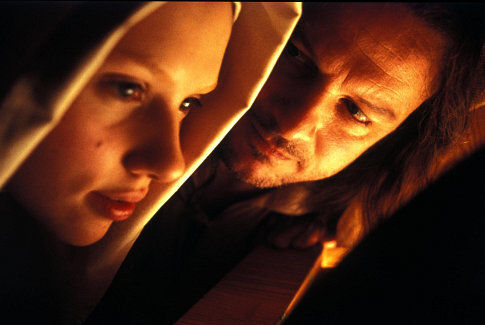 Still of Colin Firth and Scarlett Johansson in Mergina su perlo auskaru (2003)