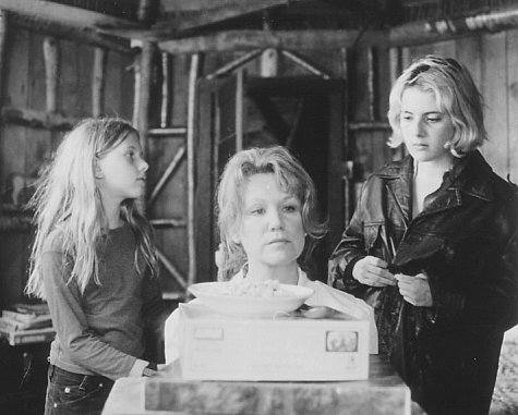 Still of Mary Kay Place, Scarlett Johansson and Aleksa Palladino in Manny & Lo (1996)