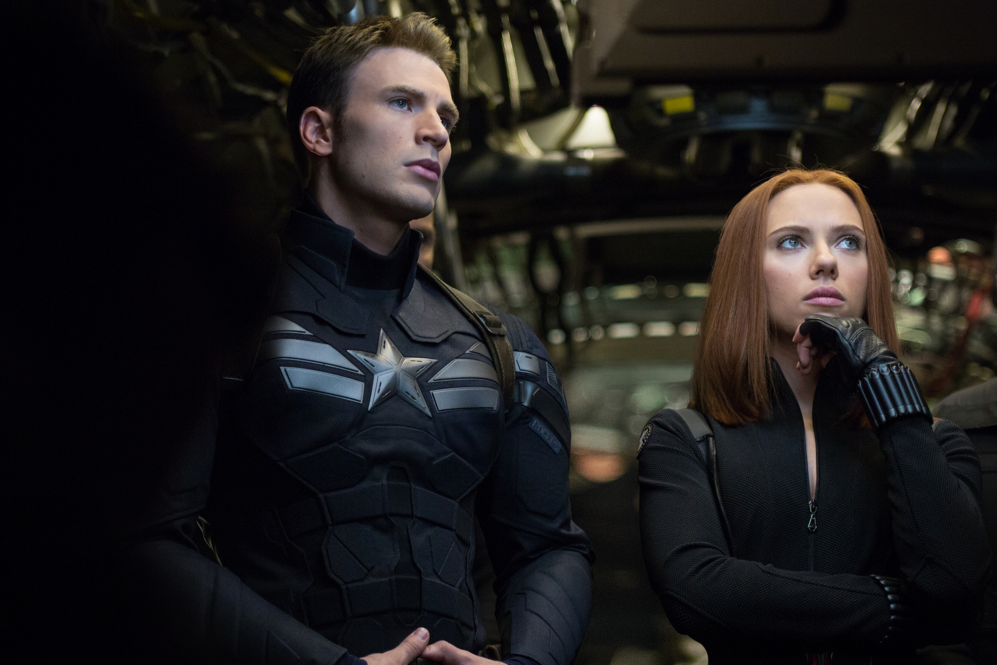 Still of Chris Evans and Scarlett Johansson in Kapitonas Amerika: ziemos karys (2014)