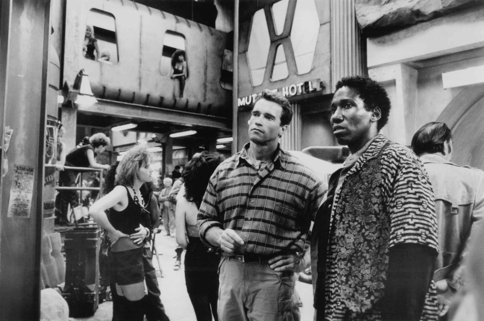 Still of Arnold Schwarzenegger and Mel Johnson Jr. in Viska prisiminti (1990)