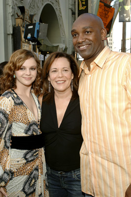 Denise Di Novi, Broderick Johnson and Amber Tamblyn at event of The Sisterhood of the Traveling Pants (2005)