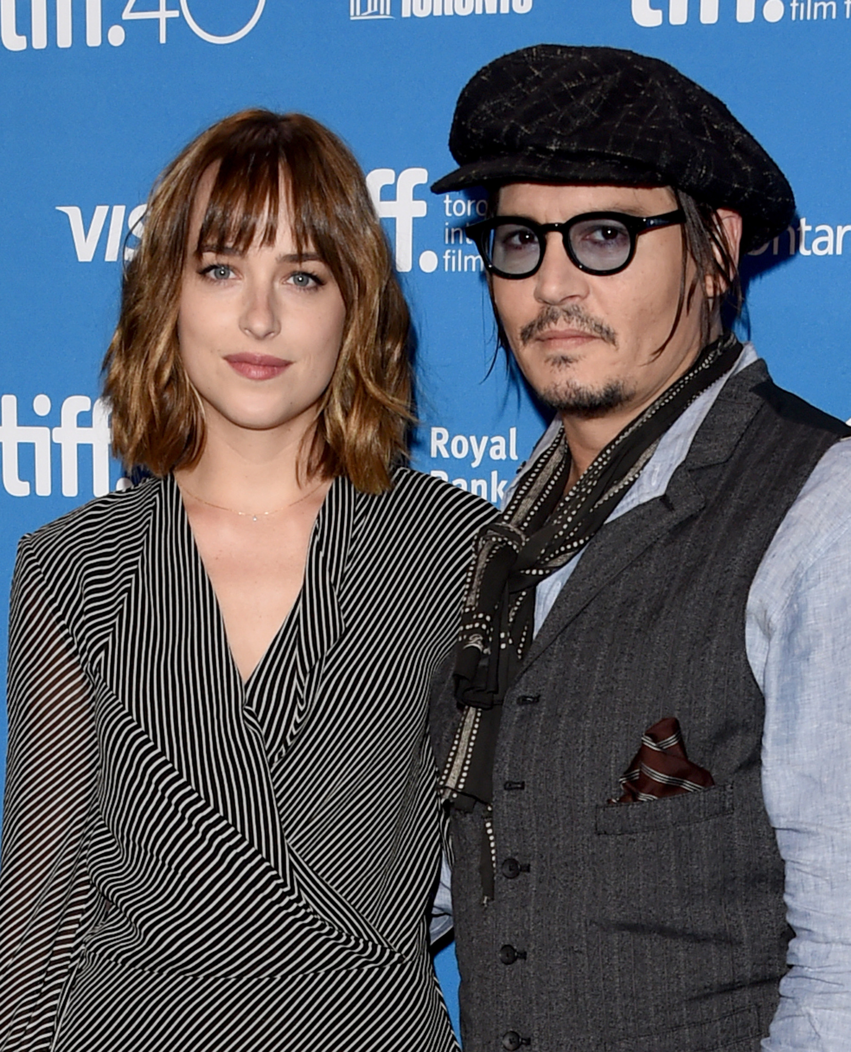 Johnny Depp and Dakota Johnson at event of Juodosios misios (2015)