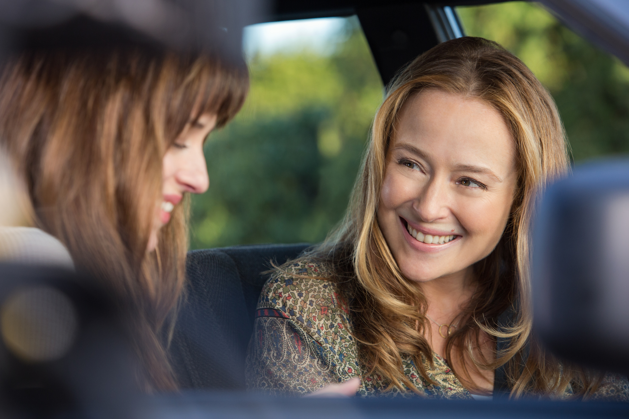 Still of Dakota Johnson and Eloise Mumford in Penkiasdesimt pilku atspalviu (2015)