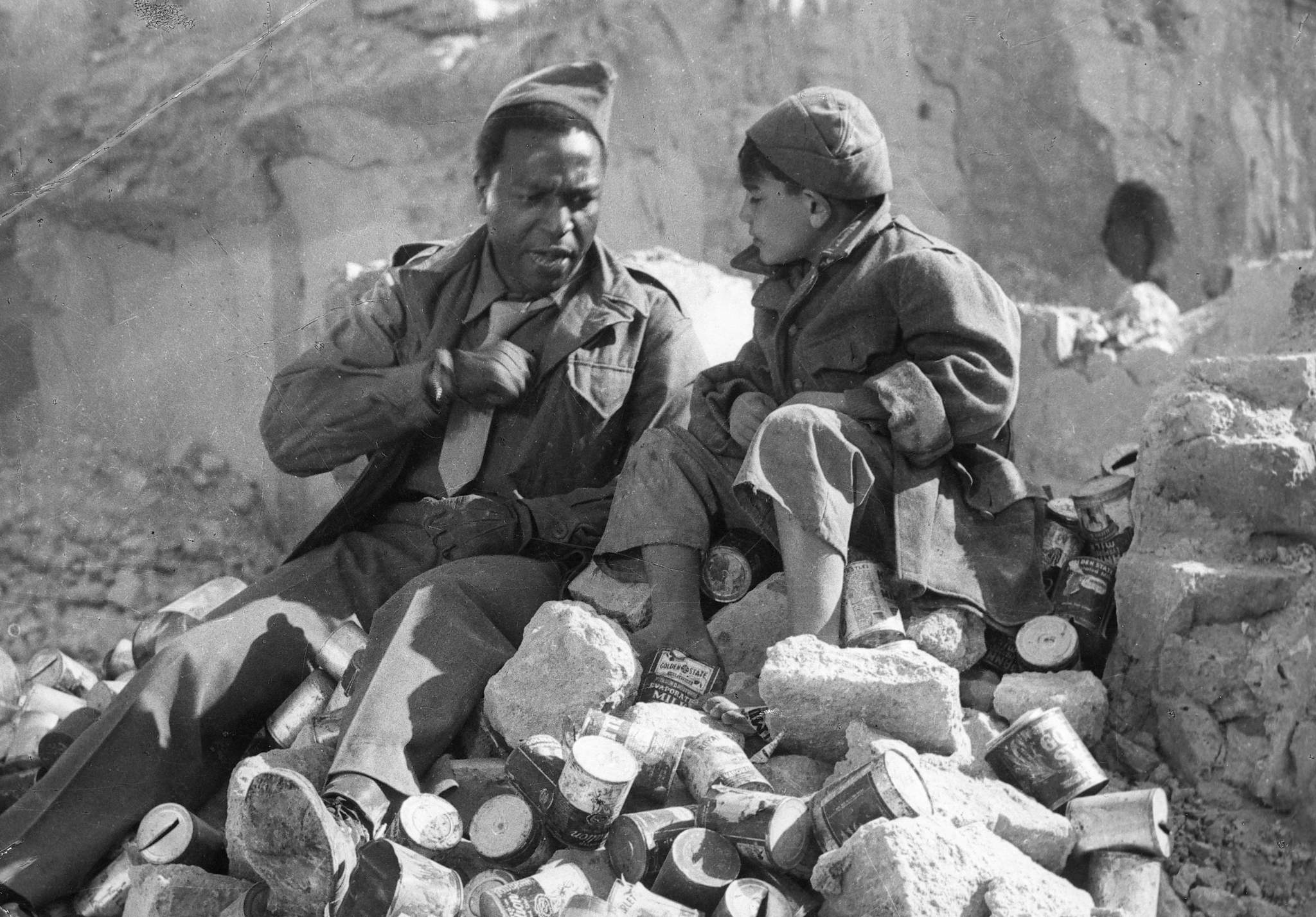 Still of Dots Johnson and Alfonsino Pasca in Paisà (1946)
