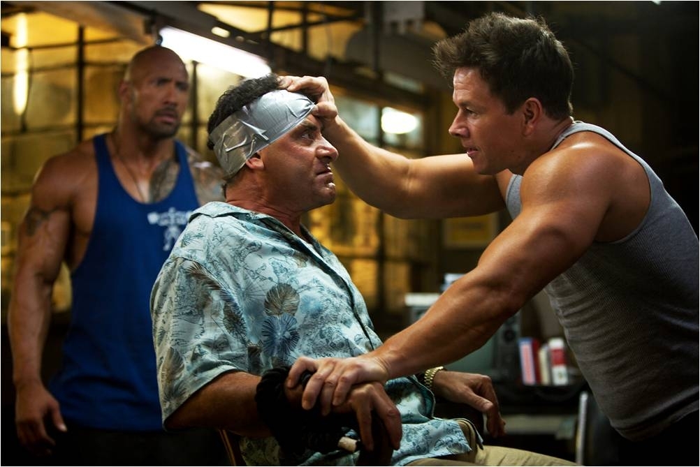 Still of Mark Wahlberg and Dwayne Johnson in Kulturistai (2013)