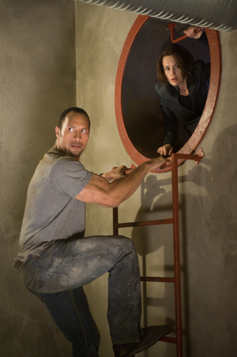 Still of Carla Gugino and Dwayne Johnson in Race to Witch Mountain (2009)