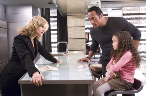 Still of Kyra Sedgwick, Dwayne Johnson and Madison Pettis in The Game Plan (2007)