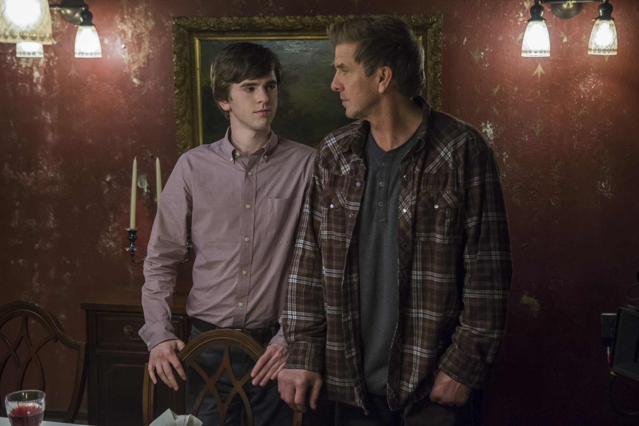 Still of Freddie Highmore and Kenny Johnson in Bates Motel (2013)