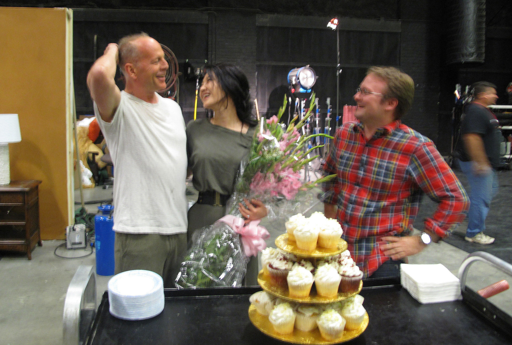 Bruce Willis, Rian Johnson and Qing Xu in Laiko kilpa (2012)