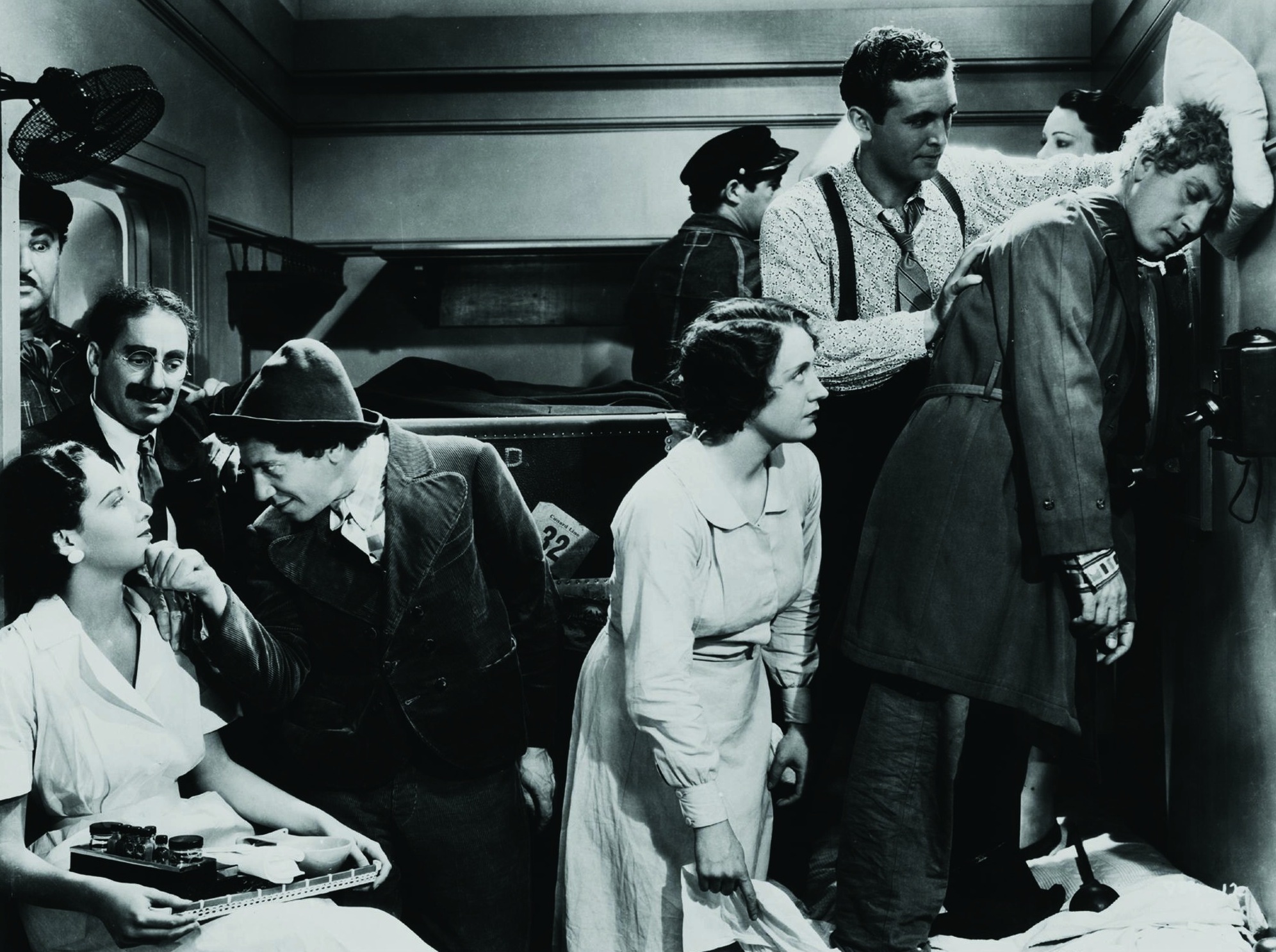 Still of Groucho Marx, Edna Bennett, Allan Jones, Chico Marx, Harpo Marx and Inez Palange in A Night at the Opera (1935)