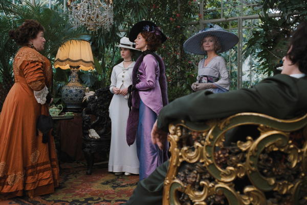 Still of Michelle Pfeiffer, Kathy Bates, Felicity Jones and Rupert Friend in Chéri (2009)