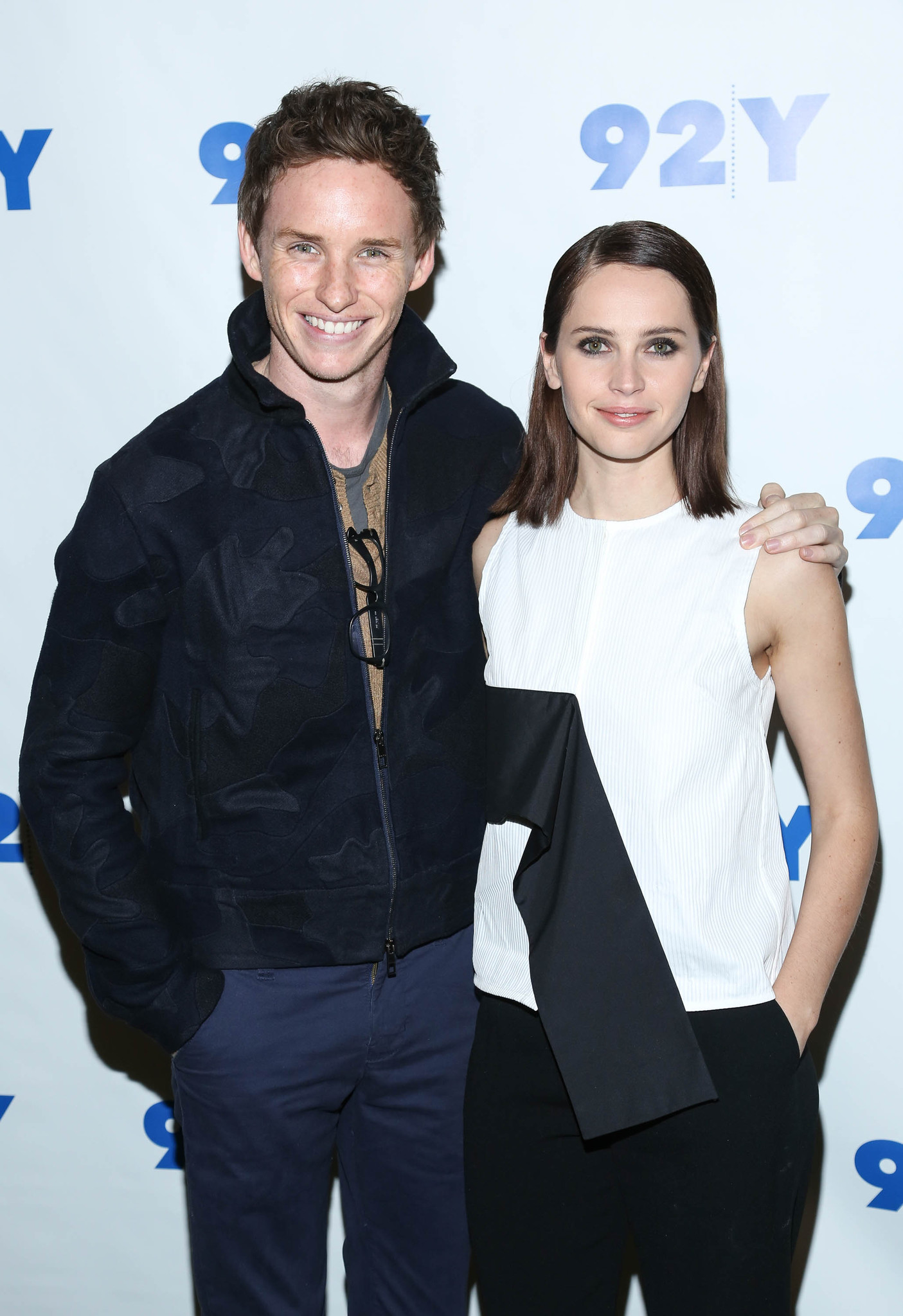 Felicity Jones and Eddie Redmayne at event of Visko teorija (2014)