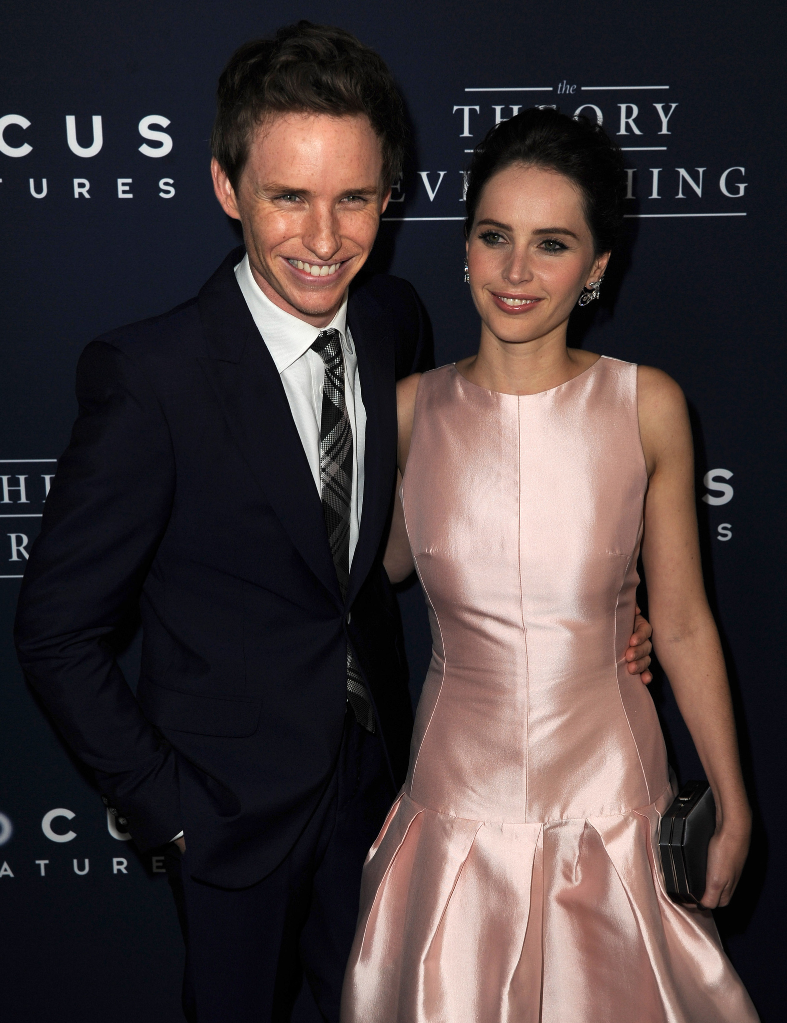 Felicity Jones and Eddie Redmayne at event of Visko teorija (2014)