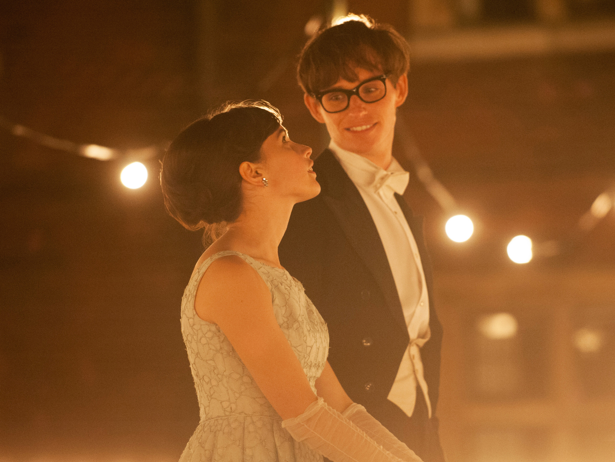 Still of Felicity Jones and Eddie Redmayne in Visko teorija (2014)