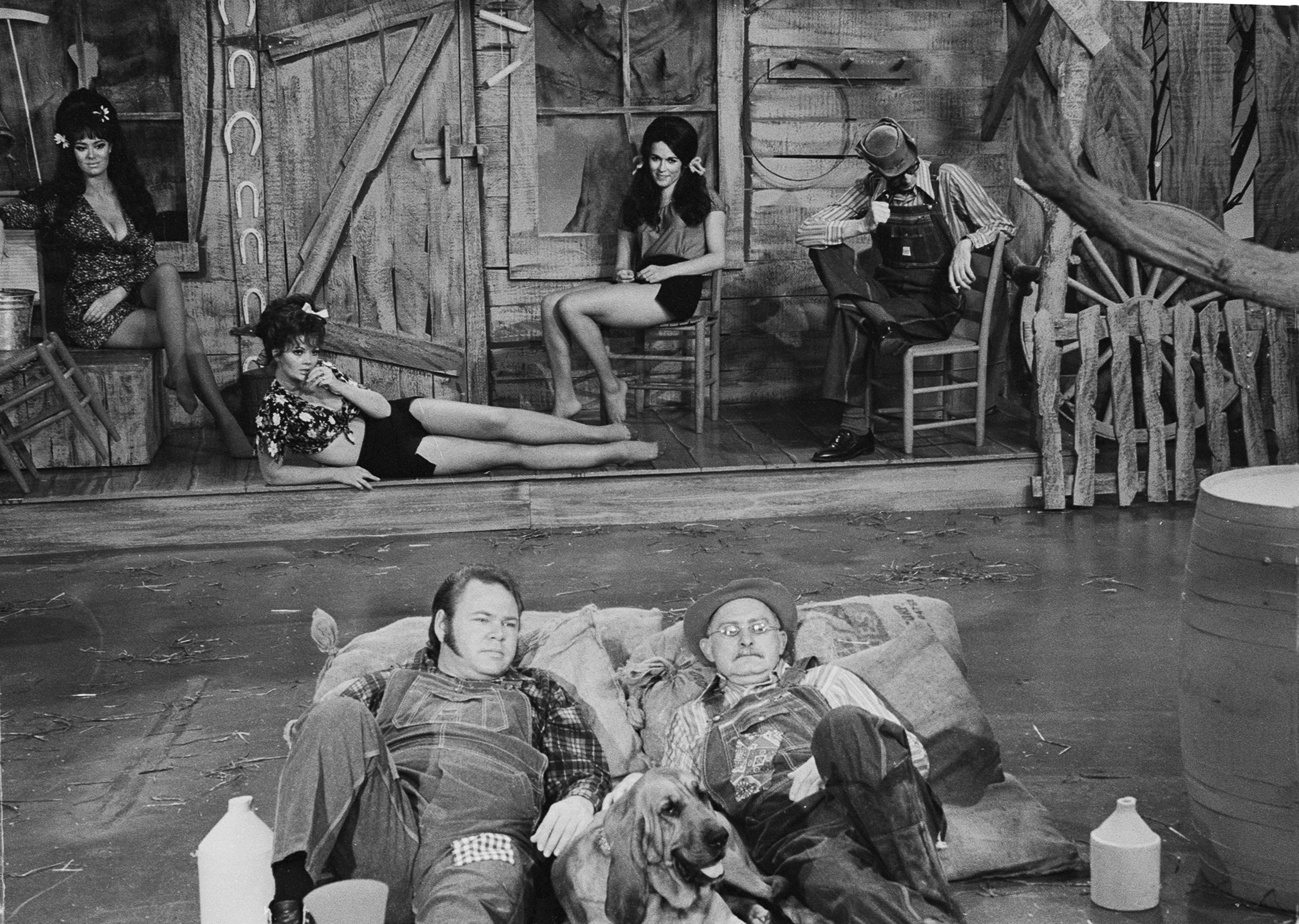 Still of Grandpa Jones, Stringbean and Lisa Todd in Hee Haw (1969)