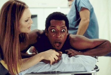 Still of Julianne Moore and Orlando Jones in Evolution (2001)