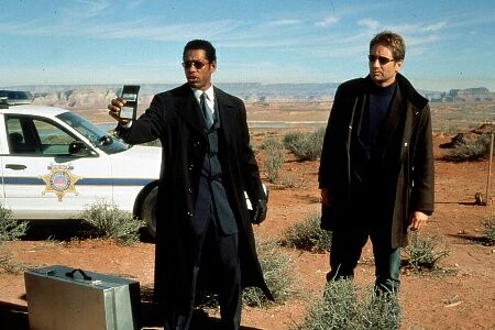 Still of David Duchovny and Orlando Jones in Evolution (2001)