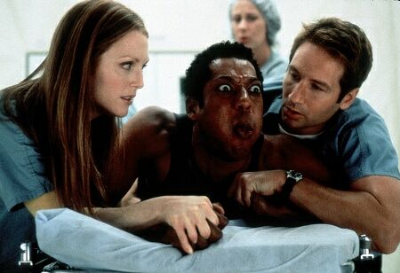 Still of David Duchovny, Julianne Moore and Orlando Jones in Evolution (2001)