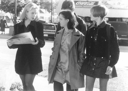 Still of Christina Ricci, Paula Jones and Hillary Tolle in That Darn Cat (1997)