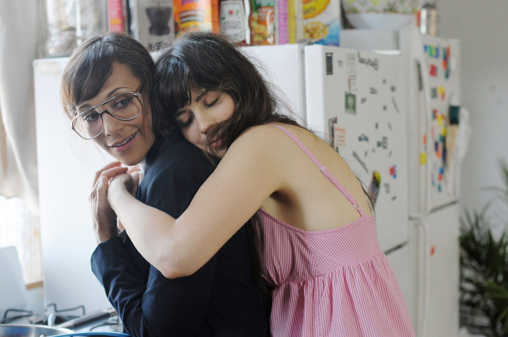 Still of Zooey Deschanel and Rashida Jones in Our Idiot Brother (2011)