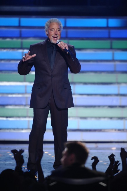 Still of Tom Jones in American Idol: The Search for a Superstar (2002)