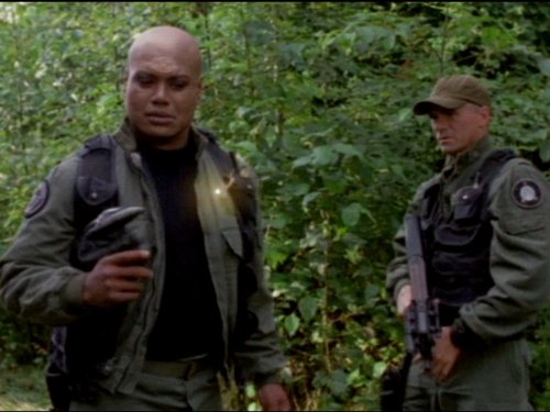 Still of Richard Dean Anderson and Christopher Judge in Stargate SG-1 (1997)
