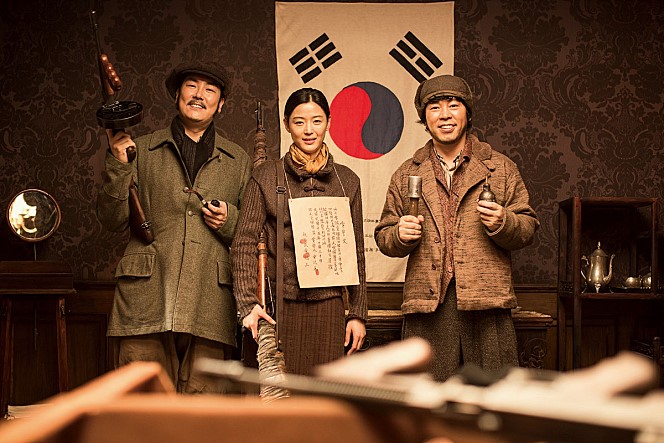 Still of Ji-hyun Jun, Jin-woong Jo and Choi Dok-mun in Assassination (2015)