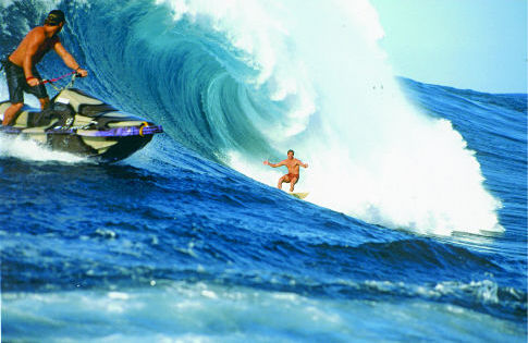 Still of Laird John Hamilton and David H. Kalama Jr. in Riding Giants (2004)