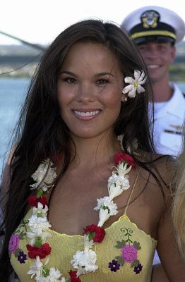 Stacy Kamano at event of Perl Harboras (2001)