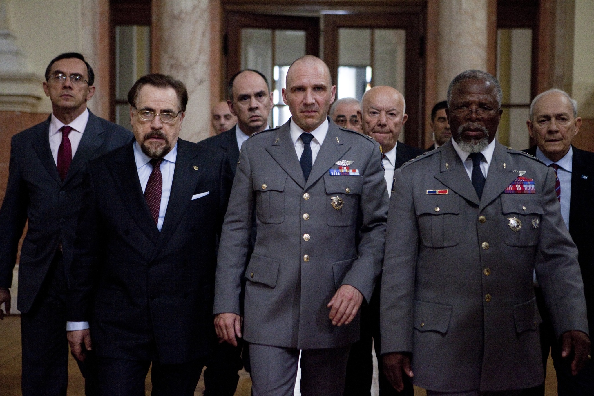 Still of Ralph Fiennes, Brian Cox and John Kani in Koriolanas (2011)