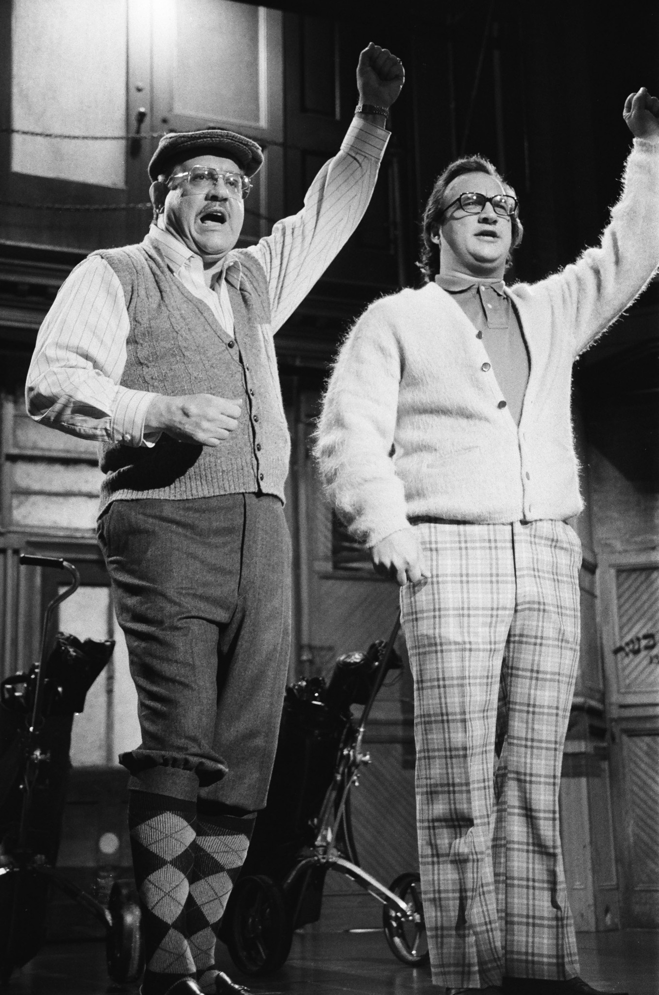 James Belushi and Alex Karras at event of Saturday Night Live (1975)