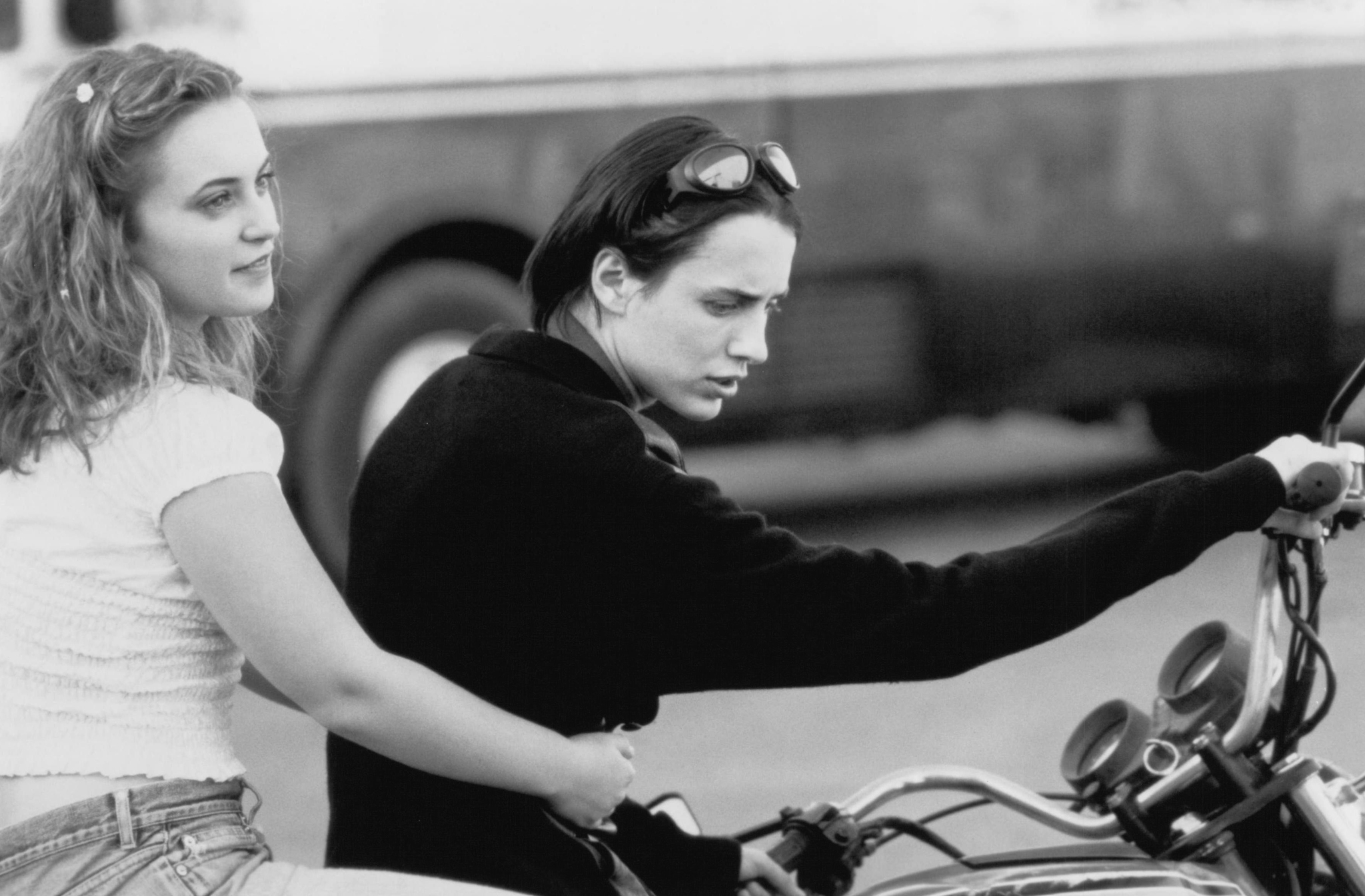 Still of Vincent Kartheiser and Monica Keena in Crime + Punishment in Suburbia (2000)