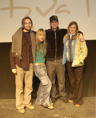 Mare Winningham, Vincent Kartheiser, Taryn Manning and Mark Milgard at event of Dandelion (2004)