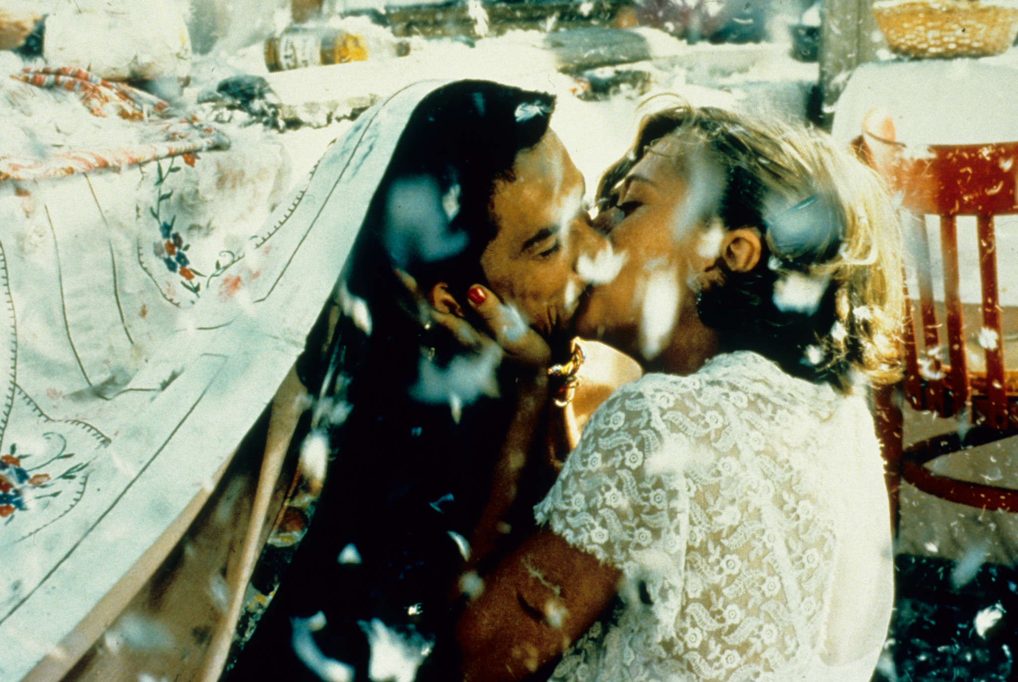 Still of Florijan Ajdini and Branka Katic in Crna macka, beli macor (1998)