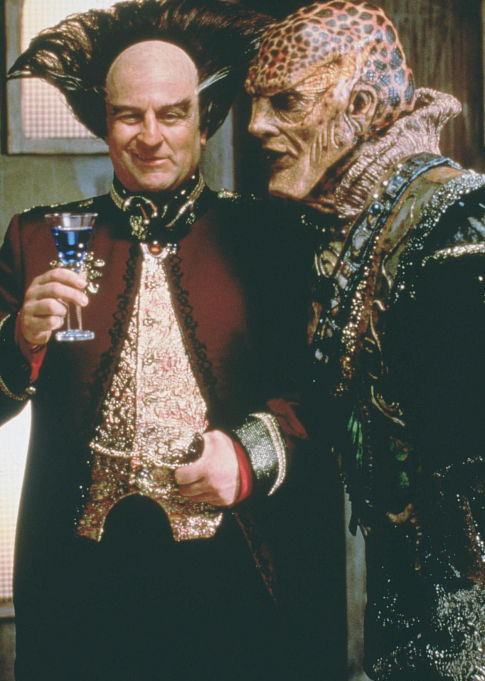 Still of Peter Jurasik and Andreas Katsulas in Babilonas 5 (1994)