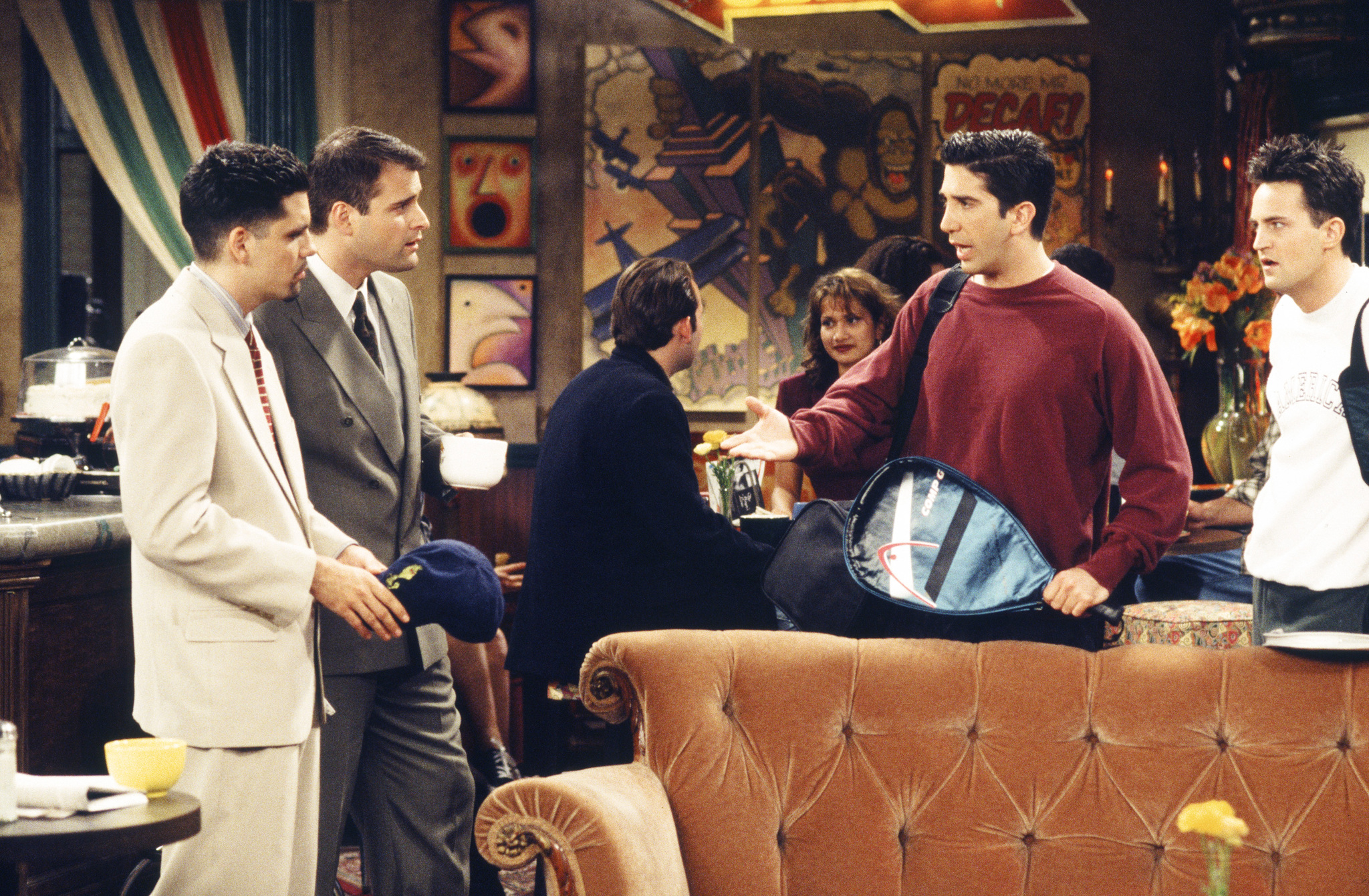 Still of Matthew Perry, David Schwimmer, Peter DeLuise and Nicky Katt in Draugai (1994)