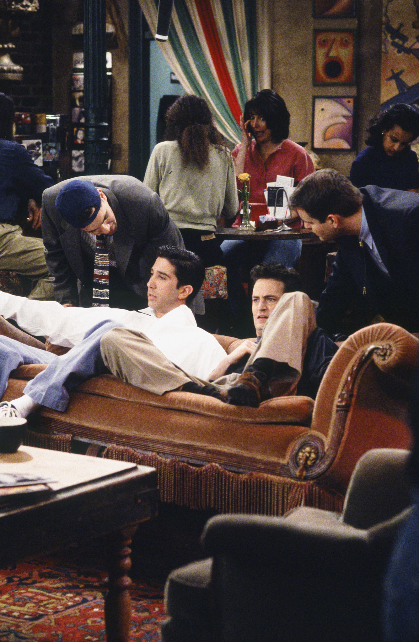 Still of Matthew Perry, David Schwimmer, Peter DeLuise and Nicky Katt in Draugai (1994)