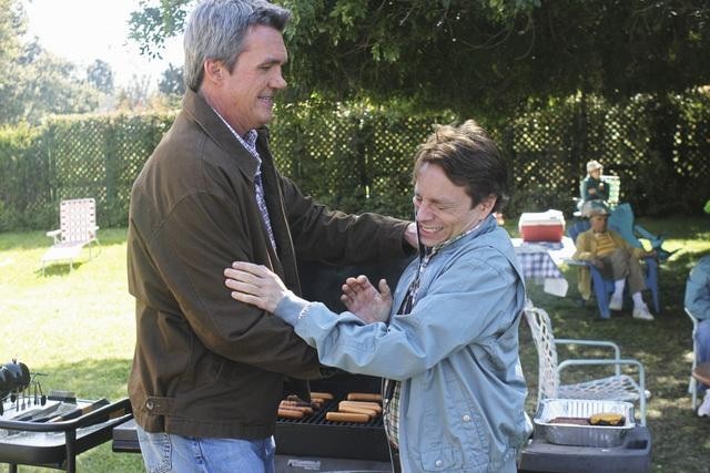 Still of Neil Flynn and Chris Kattan in The Middle (2009)