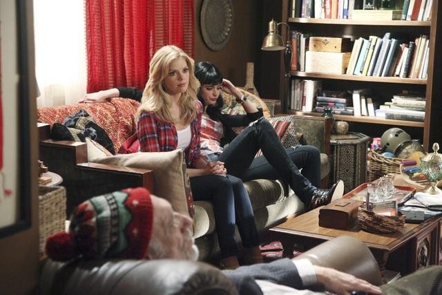 Still of Zitto Kazann, Krysten Ritter and Dreama Walker in Don't Trust the B---- in Apartment 23 (2012)